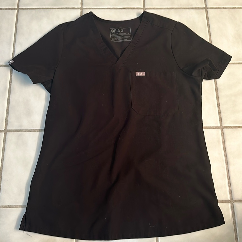 Figs, black scrub top